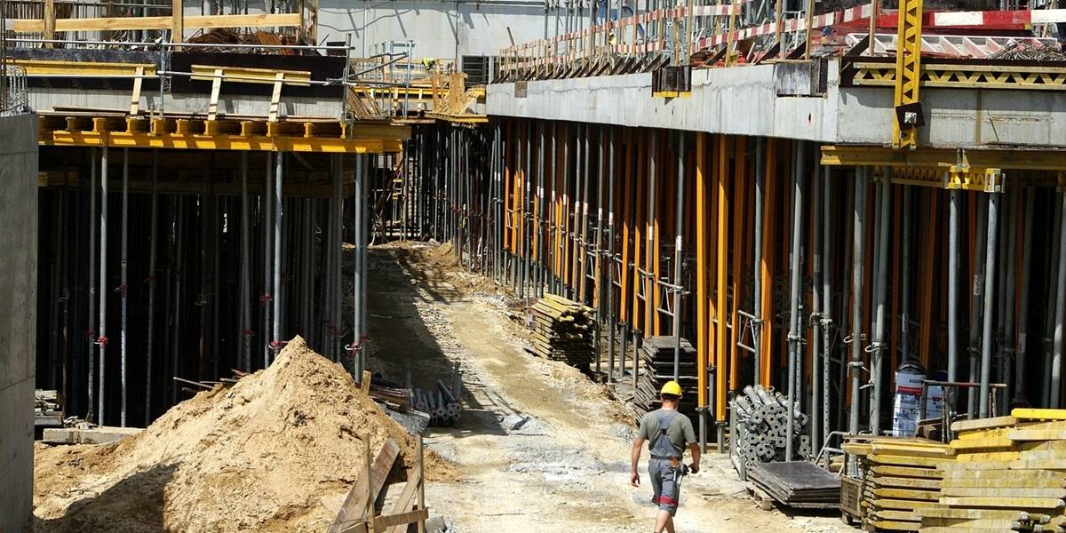 Jól meg kell gondolni, bele mer-e vágni valaki az építkezésbe, a költségek ugyanis az idei első negyedévben is 20 százalék felett nőttek az előző év elejéhez képest. Lakást és családi házat építeni 2022-ben 40 százalékkal többe került, mint 2020-ban, 2015 óta pedig mostanra már több mint duplájára emelkedtek a költségek.