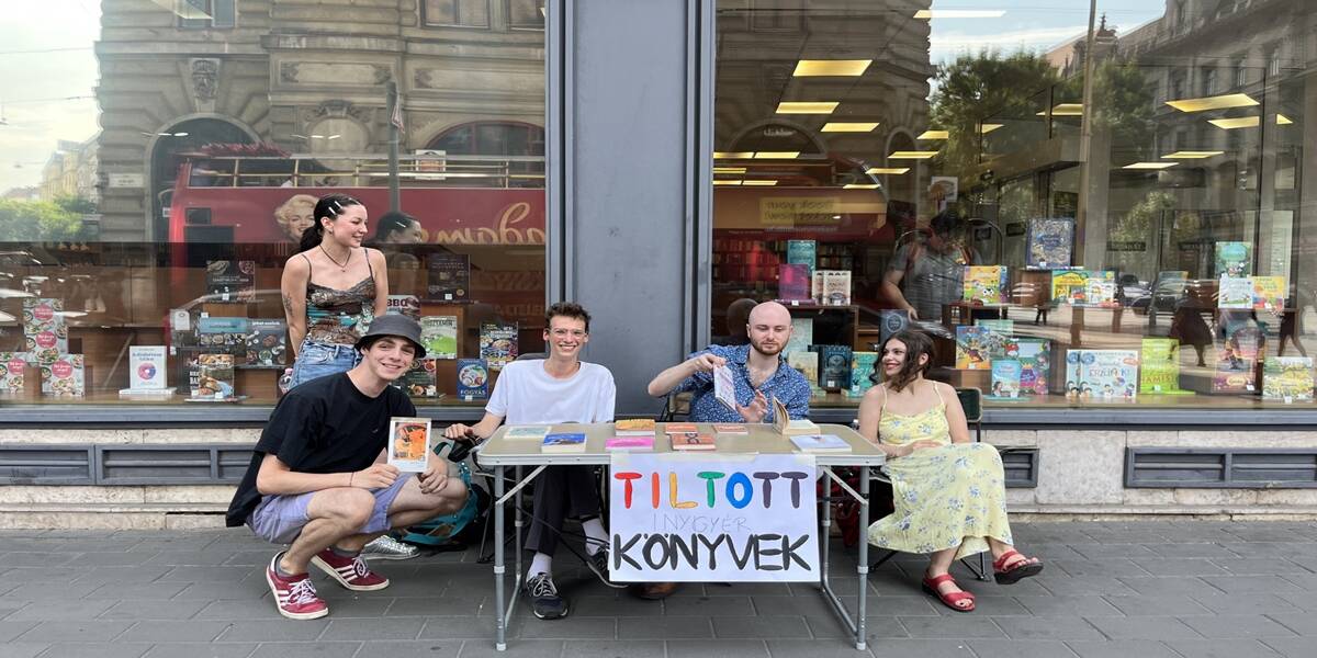 Egyetemisták osztogatnak tiltott könyveket egy Libri-üzlet előtt