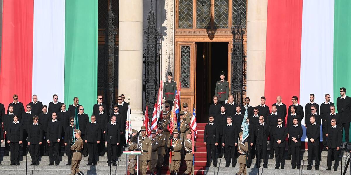 Budapest, 2023. augusztus 20. A történelmi zászlók bevonulása a Szent István-napi állami ünnepségen tartott zászlófelvonáson és tisztavatáson a budapesti Kossuth téren 2023. augusztus 20-án. MTI/Máthé Zoltán