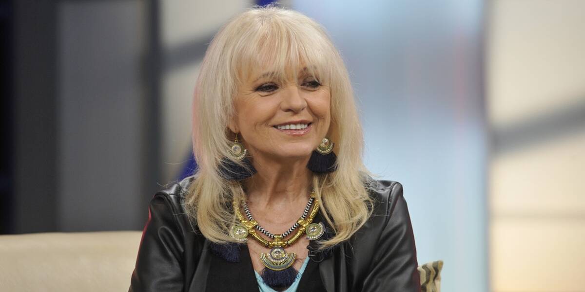 Valaki kiszáll. Valaki elszáll. Valaki állami kitüntetést kap nem tudni, mire.