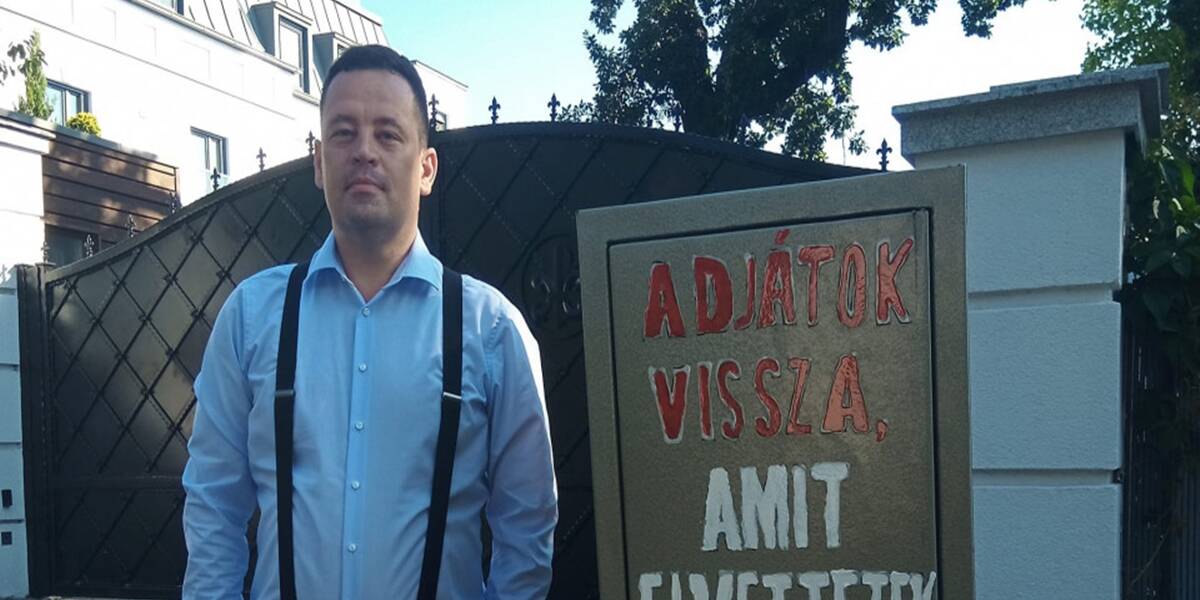 „Adjátok vissza, amit elvettetek tőlünk! A magyarok” – áll a szekrényen.