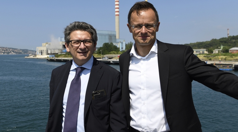 Szijjártó Péter külügyminiszter négy éve jelentette be, hogy a magyar kormány területet és üzemeltetési jogot vesz Trieszt kikötőjében. Az adásvétel 2020 végén zárult le, de azóta sem történt előrelépés, az olasz város tengerpartján megvásárolt helyszínen a mai napig nem indult el a beígért fejlesztés. A projektre 2019-ben létrehozott állami cég viszont azóta is nyeli a közpénzt, és évről-évre veszteséget termel.