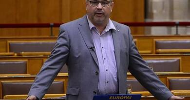 Arató Gergely a Demokratikus Koalíció (DK) elnökségi tagja, frakcióvezető-helyettese, Kőbánya és Kispest egyéni országgyűlési képviselője.