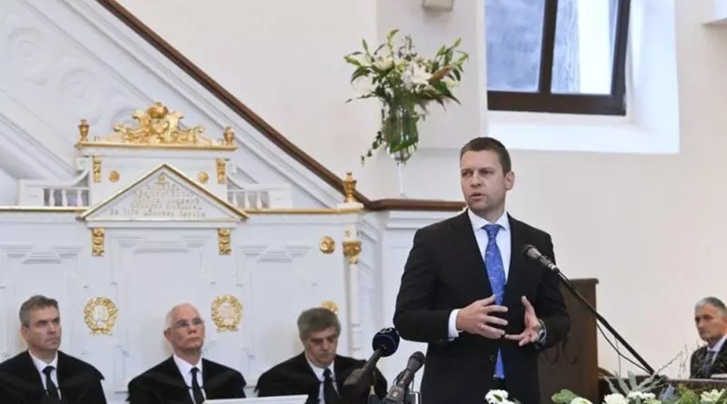 Menczer Tamás istentiszteleten tolta a homofób propagandát.