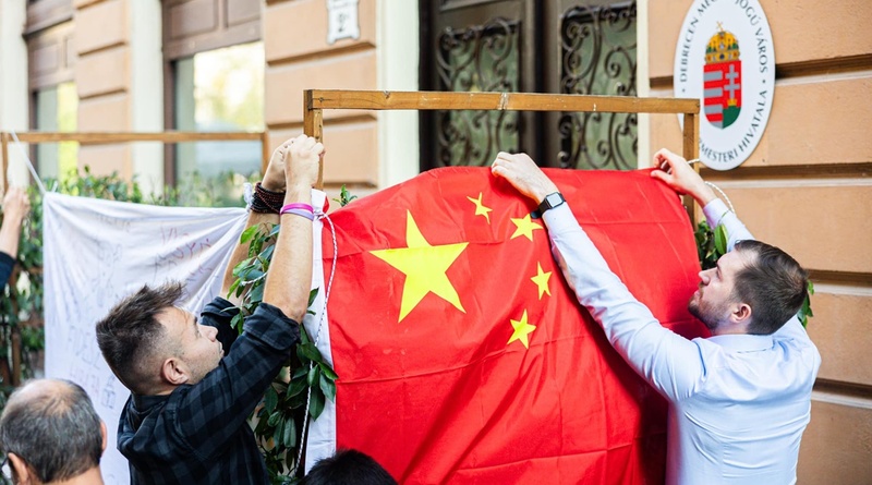 Kínai zászlót vitt Debrecen fideszes polgármesterének a Momentum.