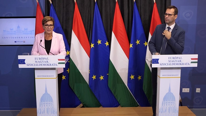 A mai, 13. Árnyékkormányinfón Molnár Csaba árnyék-kancelláriaminiszter, az árnyék-miniszterelnök helyettese az ülés két legfontosabb előterjesztését és egy tájékoztatót ismertetett az ellenzéki közvéleménnyel.
