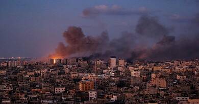 Az izraeli légierő hétfőre virradóra ismét intenzíven bombázta a Gázai-övezetben a területet uraló és Izraelt megtámadó Hamász iszlamista terrorszervezet katonai létesítményeit, közben pedig folytatódott a gázai civilek menekülése a várható izraeli szárazföldi hadművelet elől az övezet déli részébe - jelentette a helyi média.