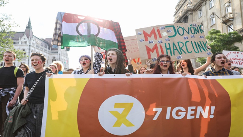 Október 20. péntektől online, 23-ától személyesen is lehet szavazni az Egységes Diákfront és az aHang által szervezett 7IGEN-es alternatív népszavazáson. Azért alternatív, mert bár a két szervezet májusban beadta a kérdéseit az NVB-hez, az augusztusban elkaszálta a törekvést.
