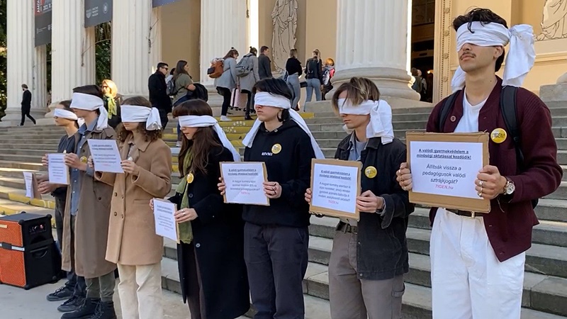 A valódi gyermeknevelés a minőségi oktatással kezdődik! – üzenték vasárnap délelőtt az Egységes Diákfront aktivistái a Nemzeti Múzeum lépcsőjéről, miután korábban kiderült, hogy a „gyermekvédelmi törvényre” hivatkozva már nem engednek be tizennyolc éven aluliakat a Nemzetközi Sajtófotó Kiállításra.