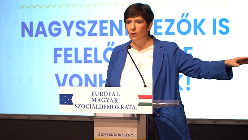 Dobrev Klára árnyék-miniszterelnök, Kocsis-Cake Olivio környezetvédelmi és klímaügyi árnyékminiszter és Varju László energia- és rezsiügyi árnyékminiszer Komlón mutatta be az árnyékkormány környezetvédelmi és energiapolitikai programját.