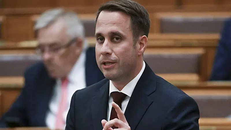 Az Európai Unió többes válságok időszakába lépett, ezért döntött a kormány szerdán arról, hogy nemzeti konzultációt indít. "Ha sokan leszünk, meg fogják hallani a véleményünket" – mondta a Miniszterelnöki Kabinetiroda parlamenti államtitkára a Kossuth Rádió Vasárnapi újság című műsorában.