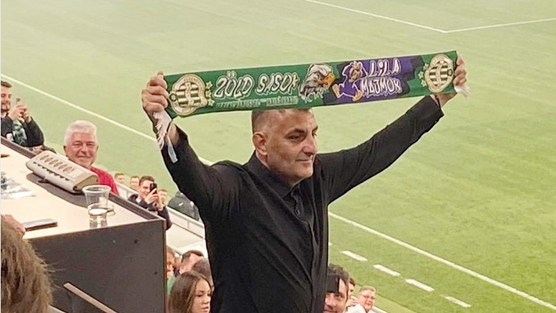 Gáspár Győző és családja kilátogattak a Ferencvárosi TC és a Debreceni VSC meccsére a Groupama Arénába, ahol a szurkolók kórusban kezdték el őket szidalmazni, rasszista jelzőket kiabálva a showmanre.