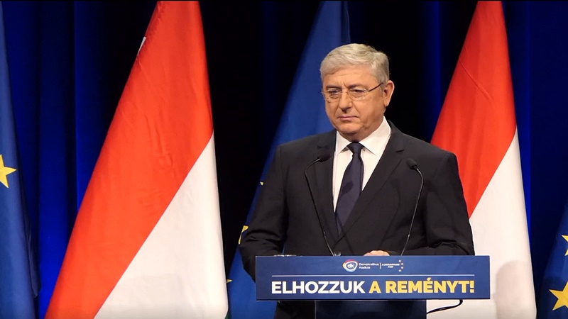 A Demokratikus Koalíció 12. születésnapján, a Lurdy Moziban jelentette be Gyurcsány Ferenc, hogy a párt különleges meglepetéssel készült a mai napra. Az esemény végén, a pártelnök beszéde után Adámy Péter, a párt digitális stratégiai vezetője mutatta be a DK saját, DK Plusz névre keresztelt mobilalkalmazását, amely a világ első, kormányváltásért létrehozott mobilapplikációja.