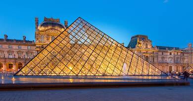 "Biztonsági okokból" kiürítették és bezárták szombaton a párizsi Louvre múzeumot, miután az intézmény írásos fenyegetést kapott.