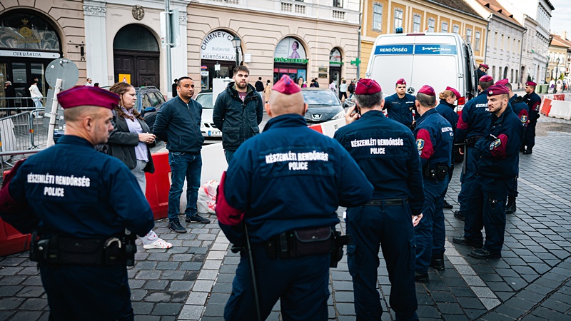 Vérvörösben úszik az Orbán hivatala előtti tér 2 A rend éber őrei azonnal akcióba lendültek.