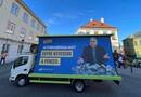 Egyszerre érkezett Veszprémbe a Momentum plakátautója – amelyből hangosbemondón az szólt, hogy Orbán Viktor és Putyin elárulta ‘56 emlékét – és maga Orbán Viktor. Erről Lőcsei Lajos, a Momentum országgyűlési képviselője tett közzé élő videót a Facebookon.