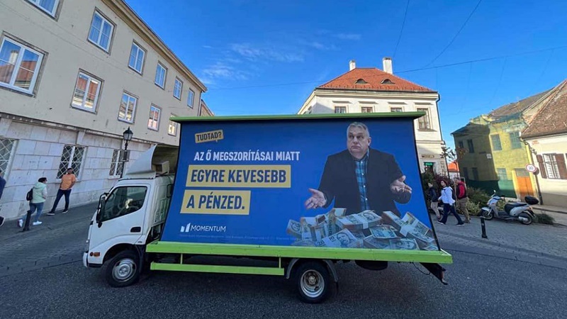 Egyszerre érkezett Veszprémbe a Momentum plakátautója – amelyből hangosbemondón az szólt, hogy Orbán Viktor és Putyin elárulta ‘56 emlékét – és maga Orbán Viktor. Erről Lőcsei Lajos, a Momentum országgyűlési képviselője tett közzé élő videót a Facebookon.