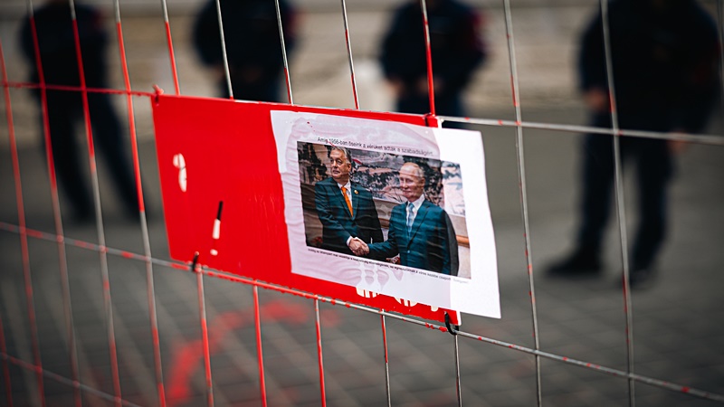 Vérvörösben úszik az Orbán hivatala előtti tér 3 Orbán Viktor és Vlagyimir Putyin fotója, melyet a Momentum a kordonra ragasztott.
