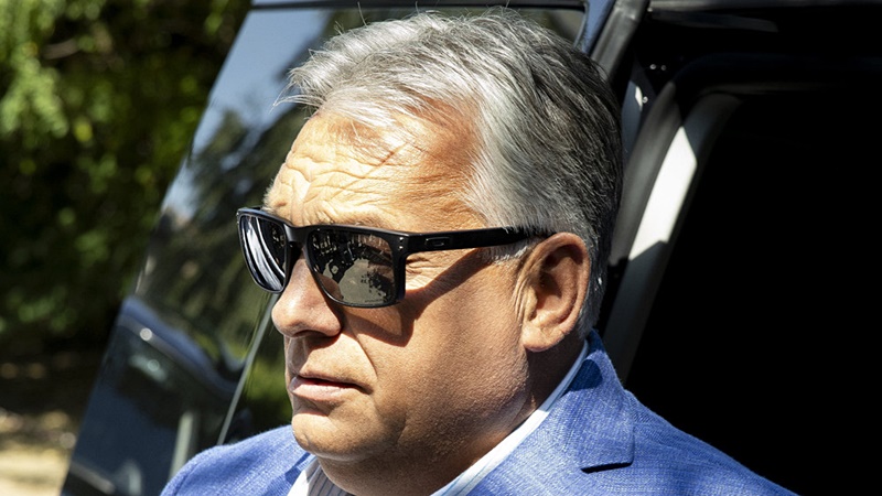 Sajtóhírek szerint Orbán Viktor már munkamegbeszélésekre is használja az apja nevén lévő, de valójában az általa és családja által használt hatvanpusztai kastélyt. A minden luxussal felszerelt birtokon a kormányfő egyaránt tárgyal miniszterekkel és milliárdos üzletemberekkel – tájékoztatta szombaton a Közbeszédet Hegedűs Andrea, a DK országgyűlési képviselője, a Mentelmi Bizottság alelnöke.