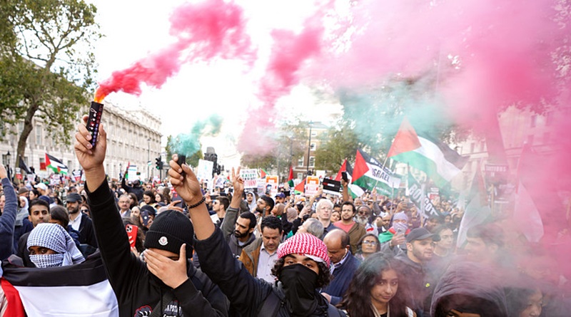 Jelentős rendőri készültség mellett ezrek tüntettek szombaton Londonban és több más brit nagyvárosban a palesztinok mellett.