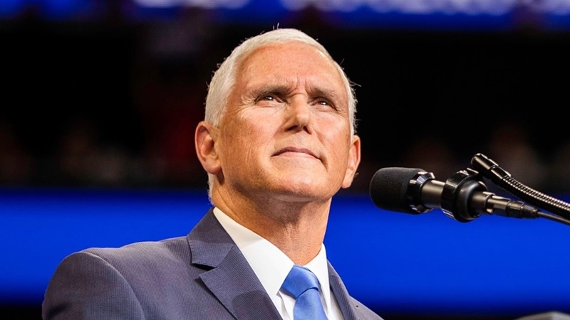 Felfüggesztette szombaton a republikánus elnökjelöltségért folyó kampányát Mike Pence volt alelnök.