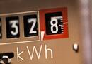 Az állami energiacég, vagyis az MVM a rezsicsökkentésnek nevezett tavaly augusztusi rezsiemelés óta idén júliusig a valóságosnál mintegy 2 ezer milliárd forinttal több lakossági „rezsimegtakarítást” mutathatott ki a hatósági árak révén a piaci árakhoz képest.