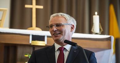 Kormányzati támogatással épített új logisztikai bázist a Magyar Református Szeretetszolgálat Nagytarcsán - mondta a Miniszterelnökség egyházi és nemzetiségi kapcsolatokért felelős államtitkára kedden, a szegénység elleni küzdelem világnapján.