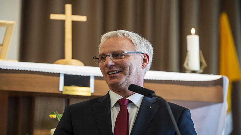 Kormányzati támogatással épített új logisztikai bázist a Magyar Református Szeretetszolgálat Nagytarcsán - mondta a Miniszterelnökség egyházi és nemzetiségi kapcsolatokért felelős államtitkára kedden, a szegénység elleni küzdelem világnapján.