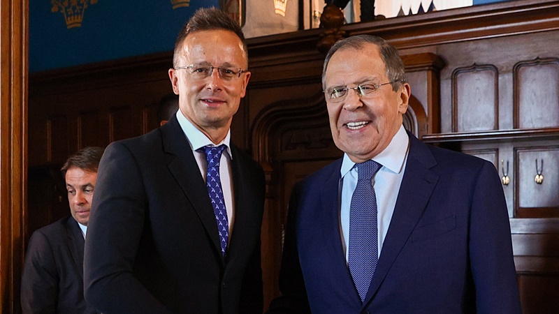 Gelencsér Ferenc, a Momentum elnök-frakcióvezetője a Facebookon számolt be róla, hogy írásban kérdezte Szijjártó Pétert az ‘56-os hősöket lefasisztázó orosz tankönyvvel kapcsolatban, de érdemi választ nem kapott.