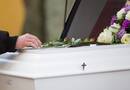 A megélhetési válság egyik szomorú következményéről nyilatkoztak temetkezési szervezetek: tízezrével viszik haza a gyászolók elhunyt szeretteik urnáit, mert a hamvasztás után már nem marad pénzük az urnák eltemetésére.