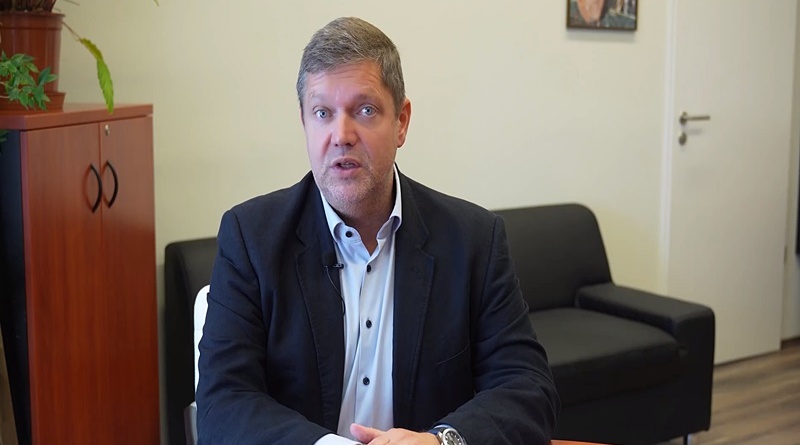 Tóth Bertalan, az MSZP frakcióvezetője a videójában elmondta, hogy az állami gázszolgáltató cég, az MVM a tavalyi rezsiemelés óta idén júliusig kétezer milliárd forinttal nagyobb megtakarítást mutatott ki gázszámlákon, mint ami a valóság.