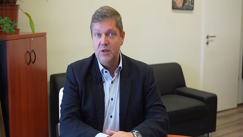 Tóth Bertalan, az MSZP frakcióvezetője a videójában elmondta, hogy az állami gázszolgáltató cég, az MVM a tavalyi rezsiemelés óta idén júliusig kétezer milliárd forinttal nagyobb megtakarítást mutatott ki gázszámlákon, mint ami a valóság.