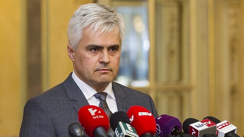 Menesztették az Országos Kórházi Főigazgatóság vezetőjét, mondván, hogy miatta adósodtak el a kórházak – Orbánnak vajon hol marad a felelőssége?