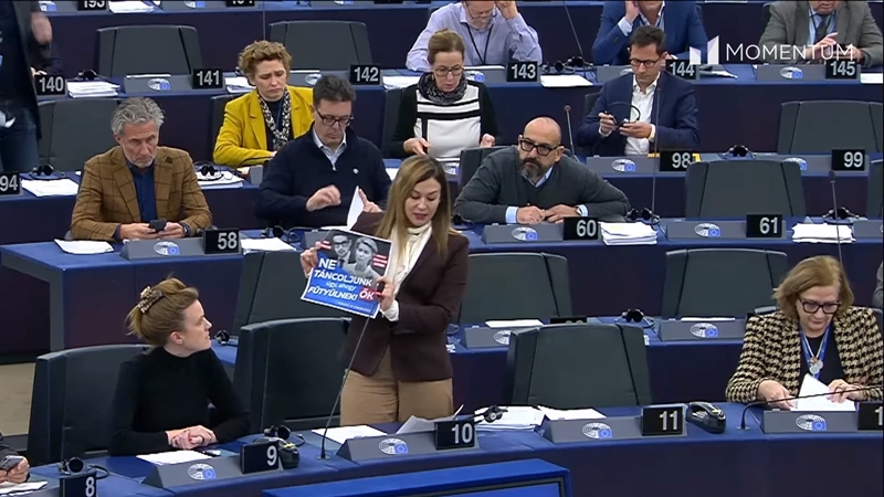 Cseh Katalin az Európai Parlamentben mutatta be a Fidesz legújabb lejárató plakátjait