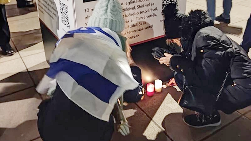 Lobogtak a gyertyák a túszul ejtett izraeliekért Budapesten