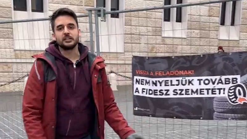 A Karmelitához is elvitte Tompos Márton a Fidesz illegális szemetét.