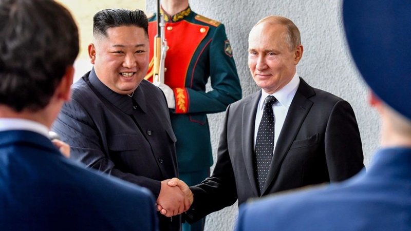 Észak-Korea már több mint egymillió tüzérségi lövedéket szállított Oroszországnak az ukrajnai katonai műveletekhez, cserébe Phenjan műszaki tanácsokat kapott műholdjaihoz - közölte szerdán egy dél-koreai képviselő a szöuli hírszerző szolgálatokra hivatkozva.