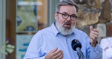 Durvul a belharc a Fideszben, lecsapott a párt vasökle L. Simon Lászlóra – Csák János nem tűrte, hogy szembeszálljanak vele