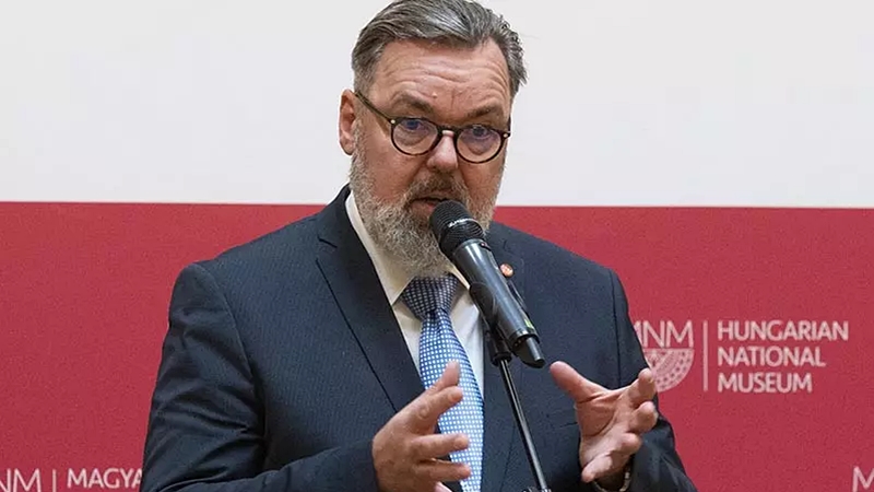 Az egykori kultuszminiszter azt állítja: nem a Dúró Dóra által gerjesztett ügy miatt kellett távoznia L. Simon Lászlónak.