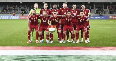 A magyar kezdőcsapat, Fiola Attila, Gazdag Dániel, Sallai Roland, Nagy Ádám és Kerkez Milos (elöl b-j), valamint Dibusz Dénes, Lang Ádám, Loic Négo, Szalai Attila, Varga Barnabás és Szoboszlai Dominik (hátul b-j) a labdarúgó Európa-bajnoki selejtező G csoportjában játszott Litvánia – Magyarország mérkőzés előtt a kaunasi Dariaus ir Giréno Stadionban 2023. október 17-én.