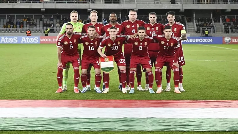 A magyar kezdőcsapat, Fiola Attila, Gazdag Dániel, Sallai Roland, Nagy Ádám és Kerkez Milos (elöl b-j), valamint Dibusz Dénes, Lang Ádám, Loic Négo, Szalai Attila, Varga Barnabás és Szoboszlai Dominik (hátul b-j) a labdarúgó Európa-bajnoki selejtező G csoportjában játszott Litvánia – Magyarország mérkőzés előtt a kaunasi Dariaus ir Giréno Stadionban 2023. október 17-én.
