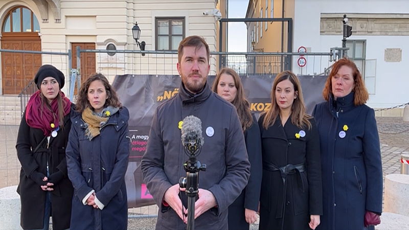 November 25. a nők elleni erőszak megszüntetésének világnapja, ezért a Momentum és női civil szervezet is a Karmelita előtt emlékezett meg az áldozatokról.