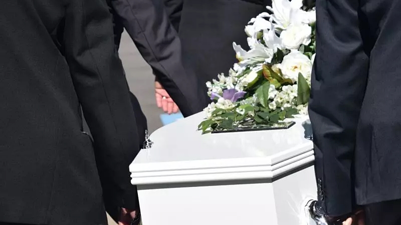 Idén már közel félmillió forintba kerül egy koporsós temetés Magyarországon.