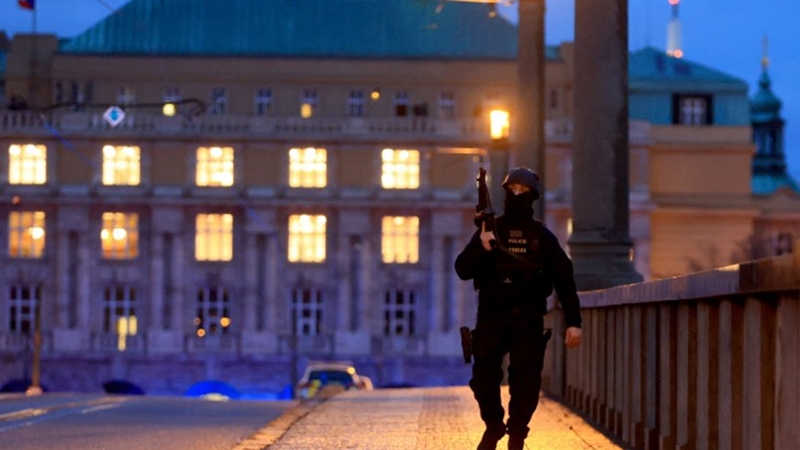 Prágai lövöldözés: legalább 10 ember meghalt, több mint harmincan megsérültek