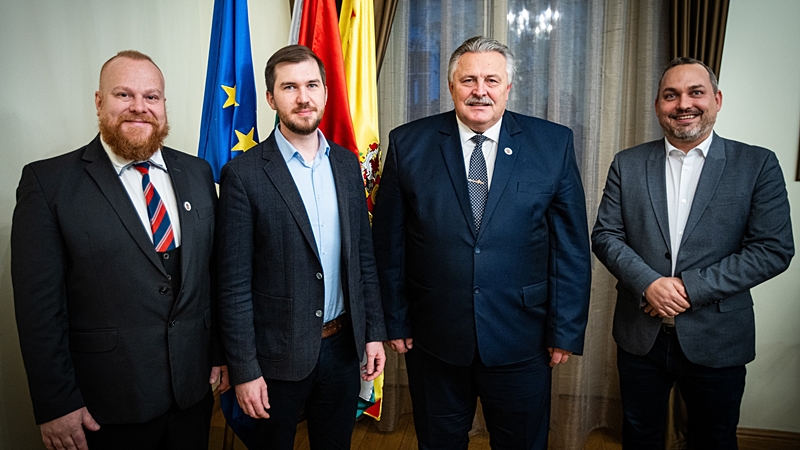 Gelencsér Ferenc, a Momentum elnök-frakcióvezetője a Facebookon jelentette be, hogy pártja a jelenlegi polgármestert, Veres Pált támogatja a jövő évi önkormányzati választásokon Miskolcon – tájékoztatta a párt a Közbeszédet.