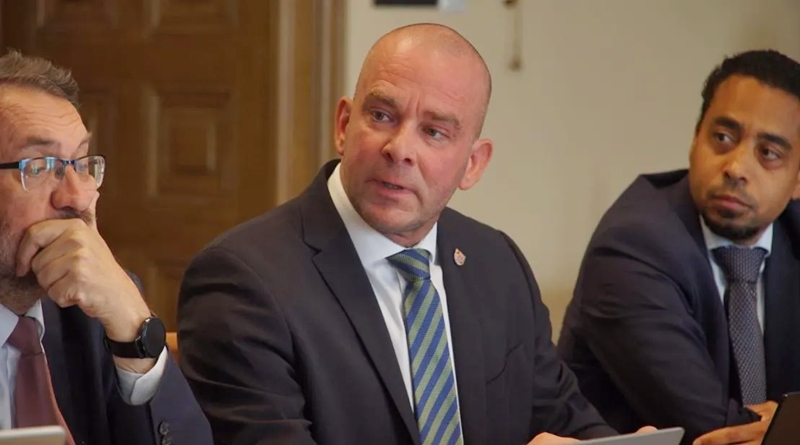 DK: Megalázta a rendvédelmiseket az Orbán-kormány az év végi juttatások elvételével