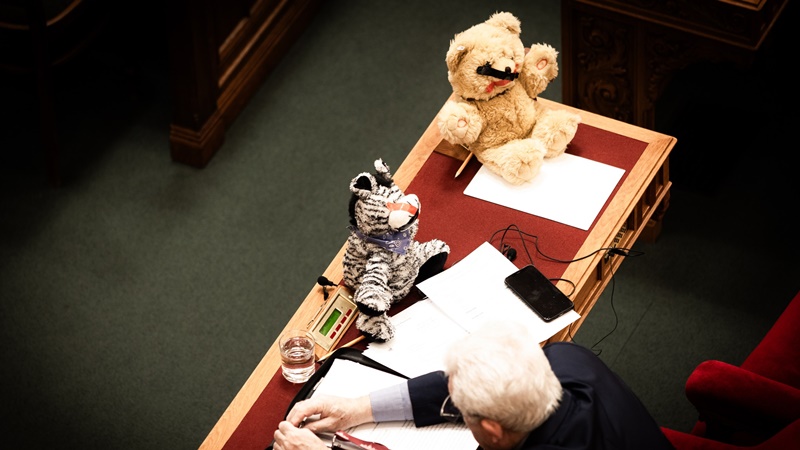 Momentumos képviselők leragasztott szájú plüssfigurákat tettek a kormánytagok asztalára a Parlamentben