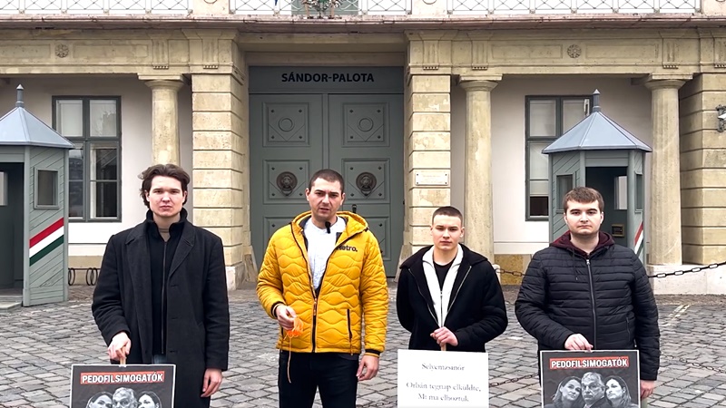 Selyemzsinórt vittek a DK fiatal aktivistái Novák Katalinnak