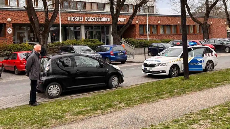 Újságírókra támadt K. Endre „családi barátja” Bicskén – videóval