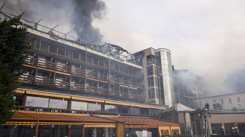 Tűz a visegrádi Hotel Silvanusban – Utómunkálatokat végeznek a tűzoltók